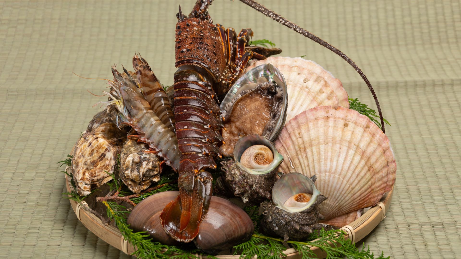 伊勢海老や鮑など糸島の高級海鮮が並ぶ盛り合わせ