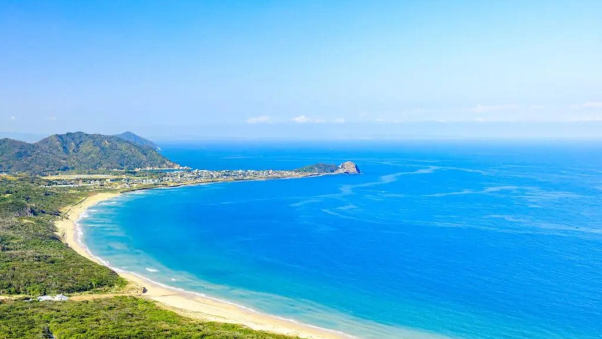 糸島の美しい海岸線と青い海、新鮮な牡蠣が育つ豊かな自然環境