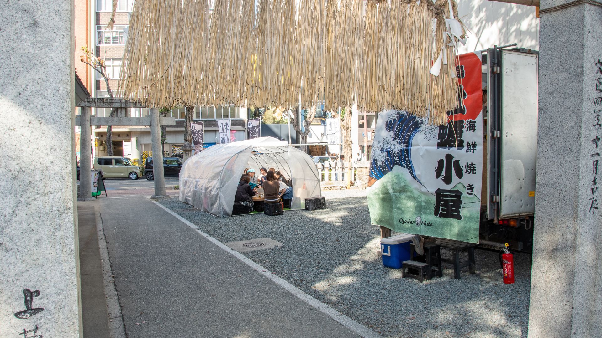 若宮神社境内に設置された奥糸の牡蠣小屋の風景
